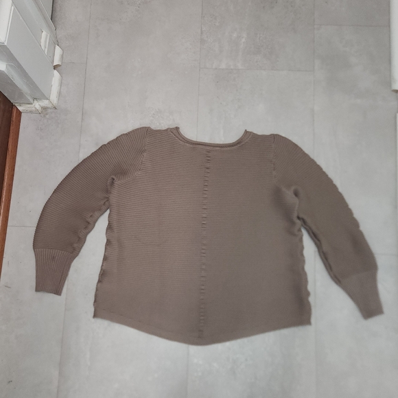 Cyrus tan sweater - Picture 1 of 2